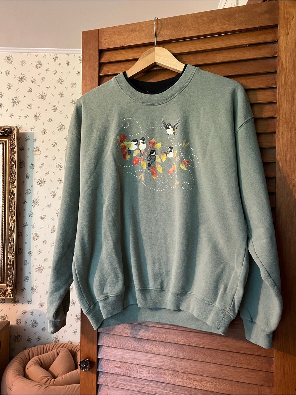 Men's Green Crewneck Sweatshirt with Bird & Leaf Design